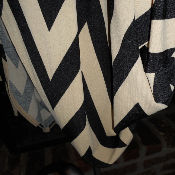 2 for $15 NWOT Black and tan zig zap kimono -Small - Picture 7 of 8